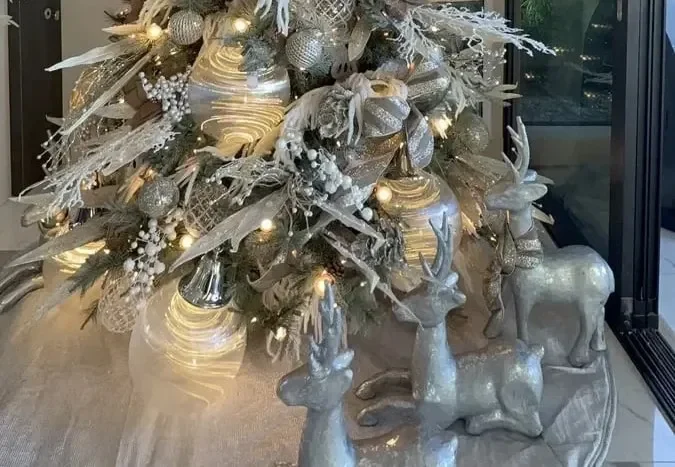 Christmastree With Clients Decor